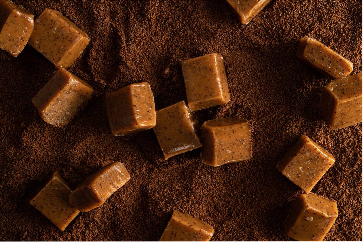 Carrés de caramel mou aromatisés au café photographiés en vue plongeante pour une marque gourmande
