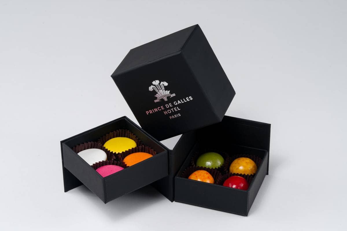 Boîte de chocolats et marrons glacés réalisée pour les clients de l'hôtel Prince de Galles à Paris