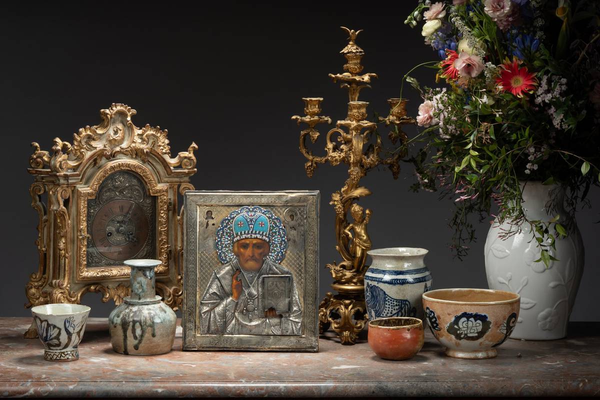 Horloge, candélabre, céramiques et icône byzantine disposés sur une commode à plateau de marbre