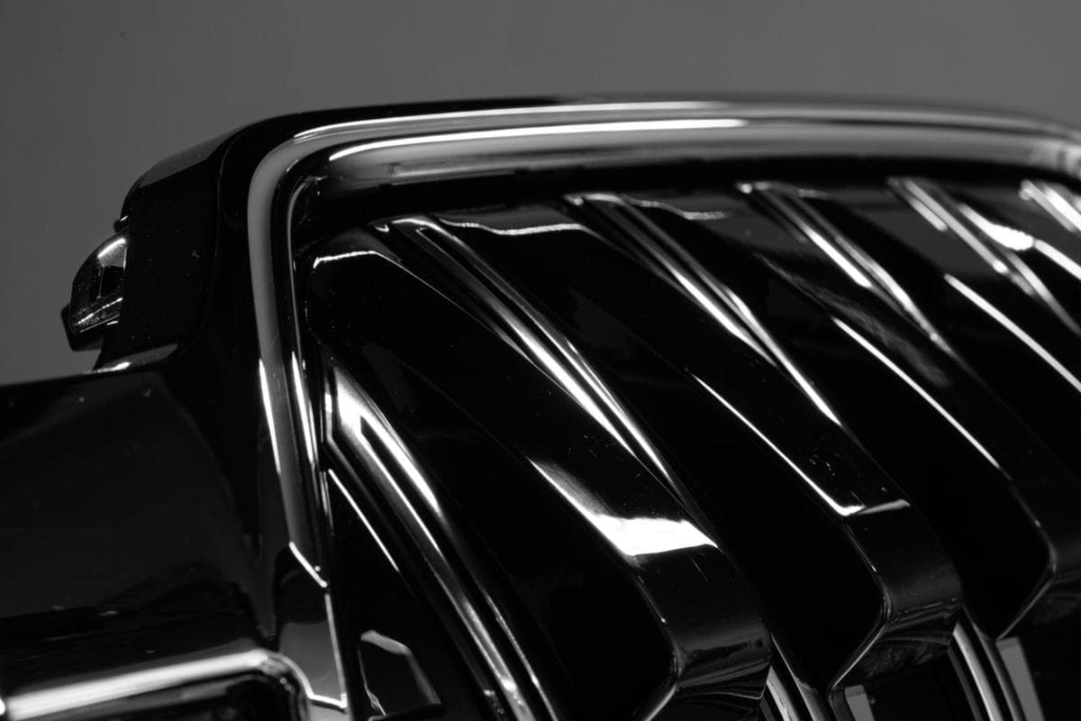 Gros plan sur la calandre d'un véhicule photographiée pour l'équipementier automobile Valeo