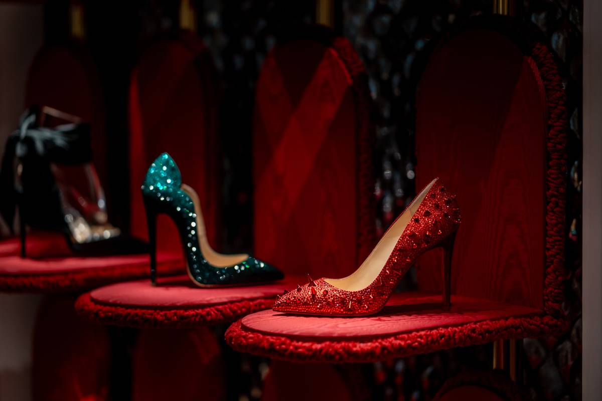 Chaussure à talon aiguille Christian Louboutin photographiée en studio pour une marque de luxe à Paris