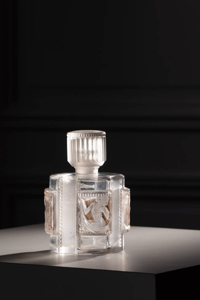 Flacon de parfum en cristal photographié pour un catalogue d'objets précieux et de collection