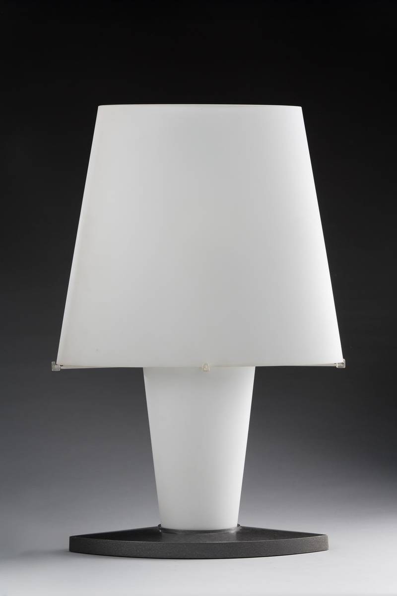 Lampe décorative en verre blanc sablé photographiée pour un catalogue d'objets d'art