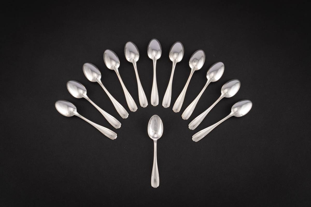 Ensemble de douze petites cuillères en argent massif photographié pour un catalogue de vente aux enchères de spécialité orfèvrerie