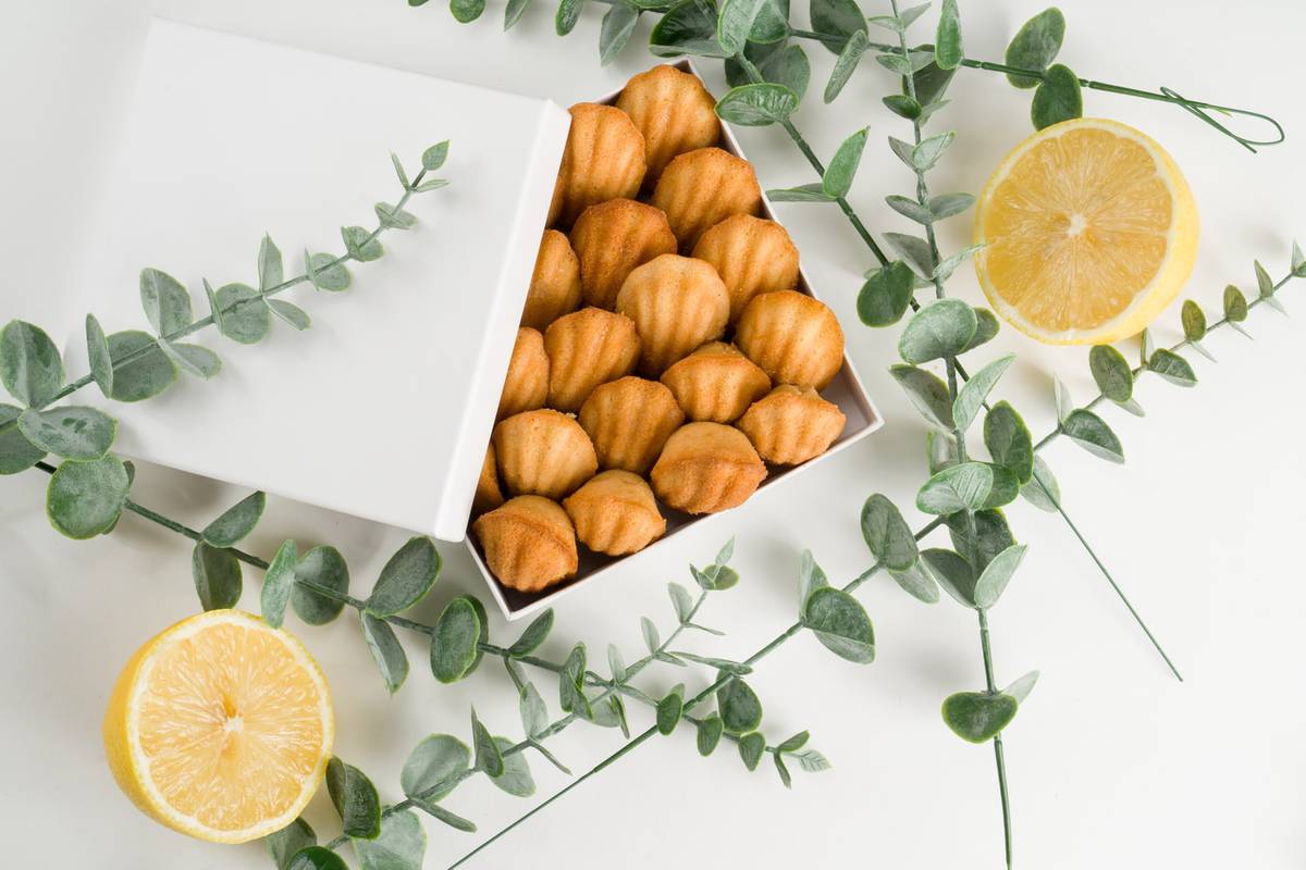 Vue en plongée sur une boîte de madeleines réalisée pour une biscuiterie familiale française