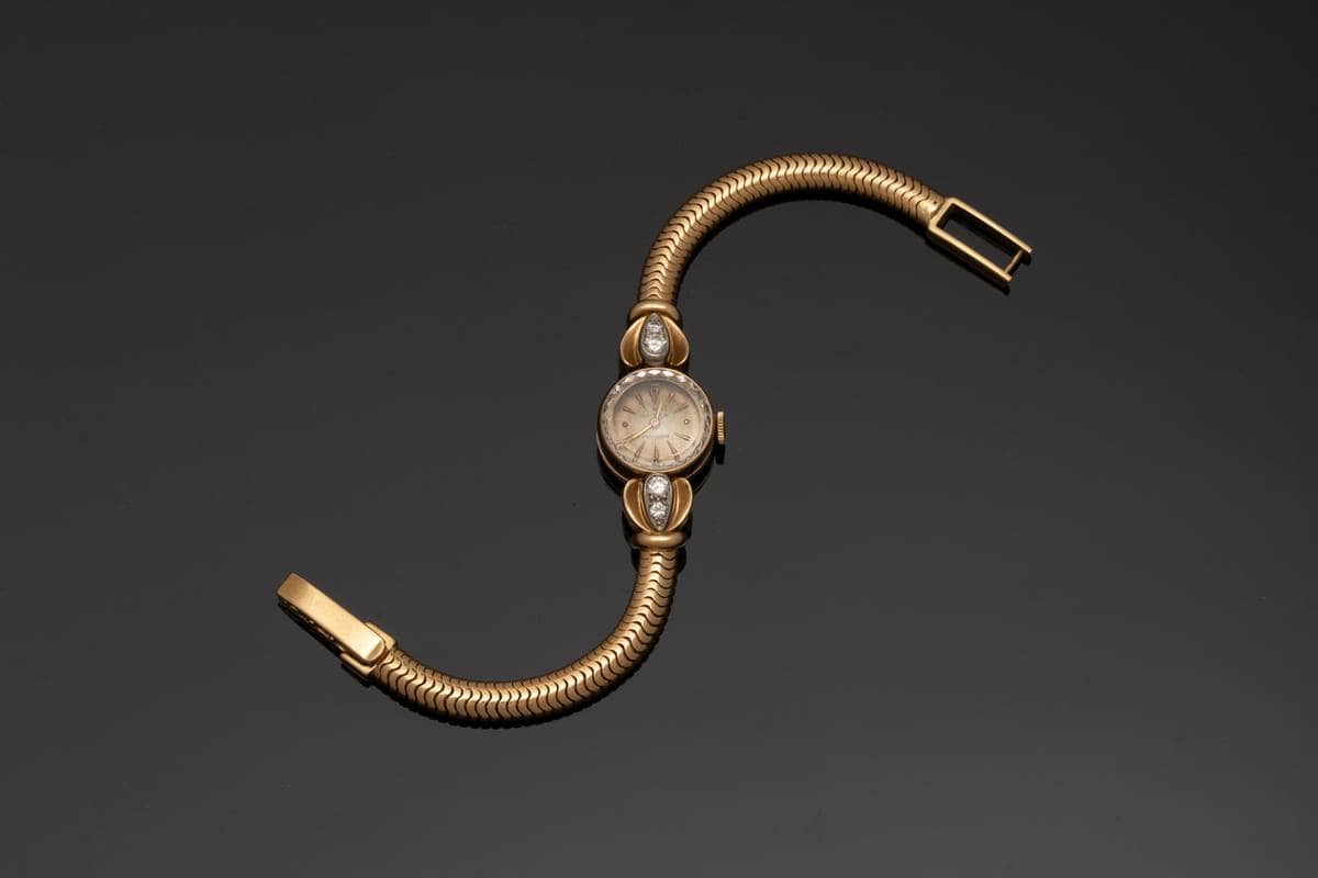Montre en or photographiée en studio pour expertise horlogère et catalogue de vente de l'Etude Farrando à Paris