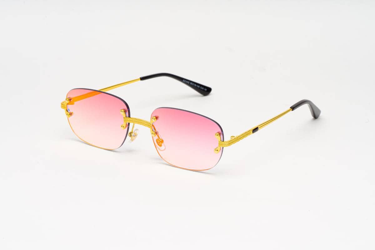 Lunettes de créateur avec verres roses photographiées pour une marque d'optique