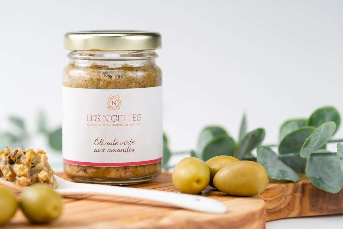 Pot d'olivade verte aux amandes photographié pour la communication d'une marque alimentaire artisanale