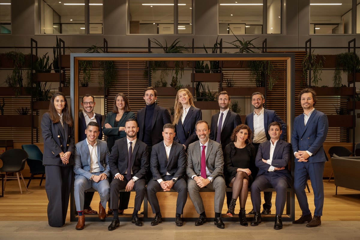 Photo de groupe des quatorze associés d'un cabinet d'avocats parisien réalisée dans le cadre d'une communication institutionnelle
