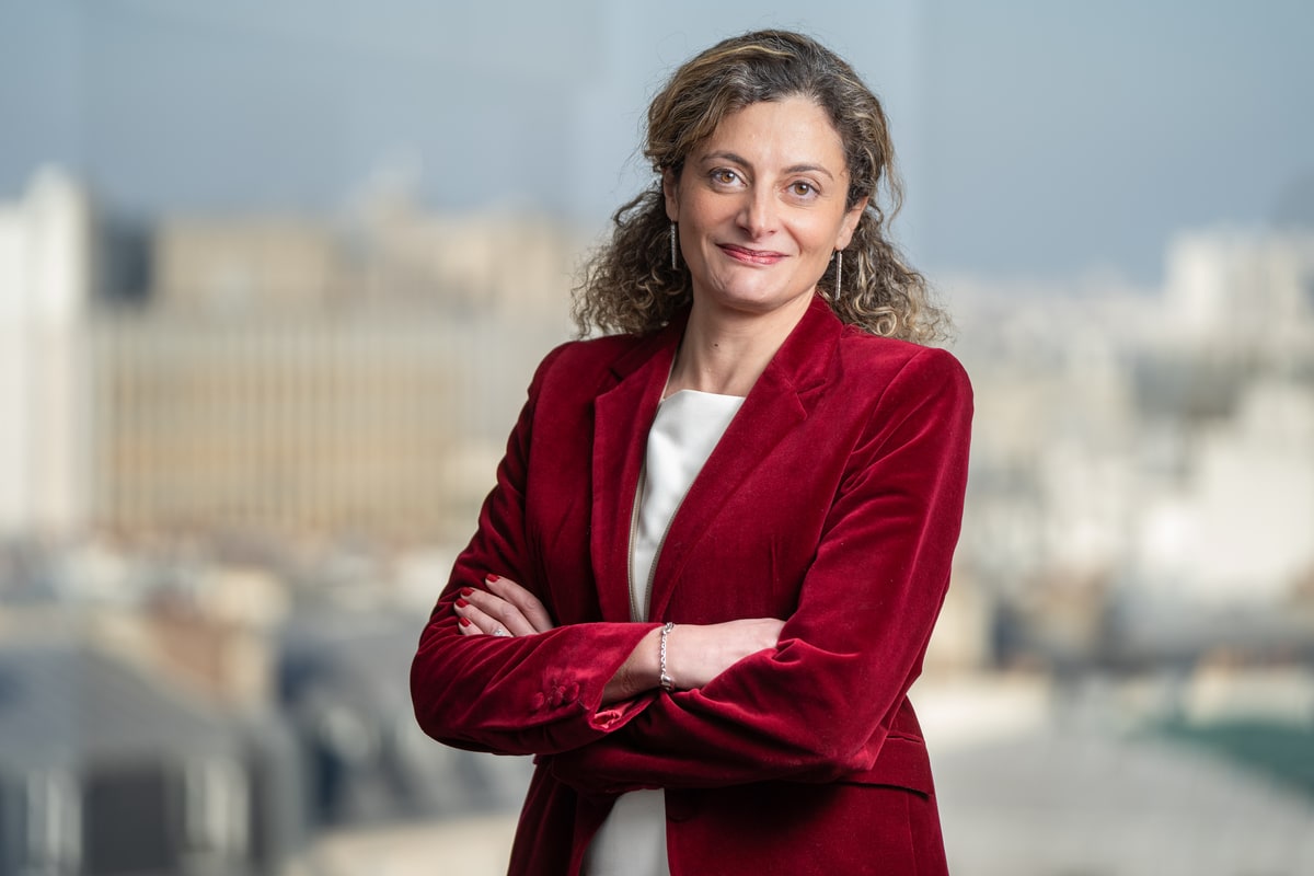 Portrait d'une dirigeante réalisé dans un environnement urbain parisien avec arrière-plan architectural contemporain
