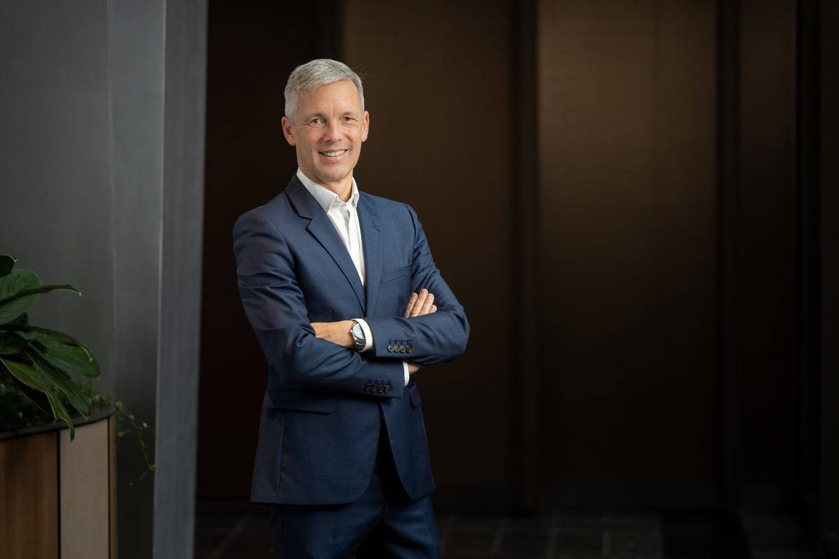 Portrait d'un cadre dirigeant de BCG réalisé dans les bureaux de l'entreprise avec lumière naturelle et éclairage professionnel