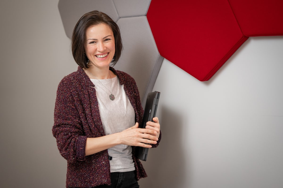 Portrait professionnel d'une collaboratrice de l'entreprise Krialys réalisé dans les locaux de l'entreprise