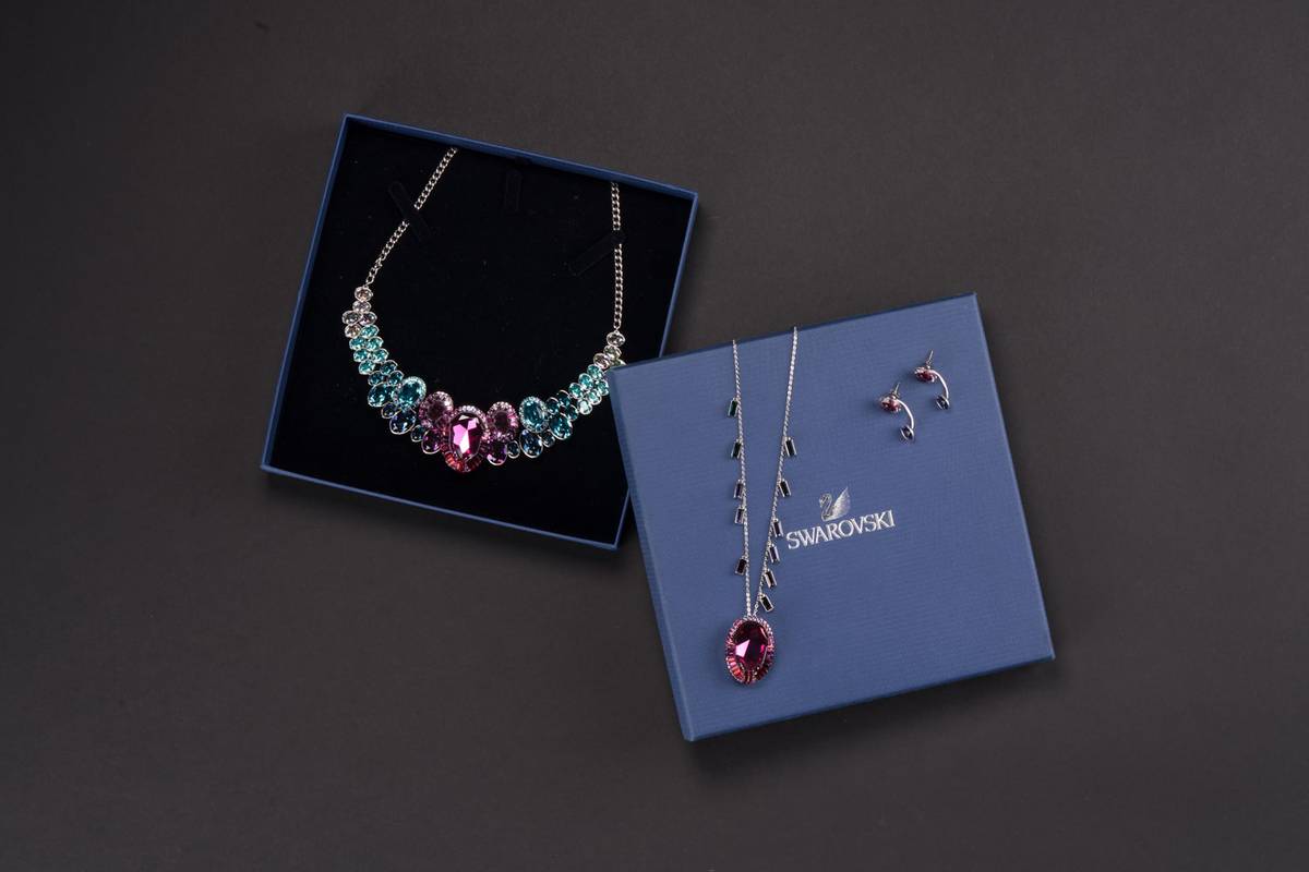 Parure Swarovski composée d'un pendentif et de boucles d'oreilles photographiée sur fond neutre