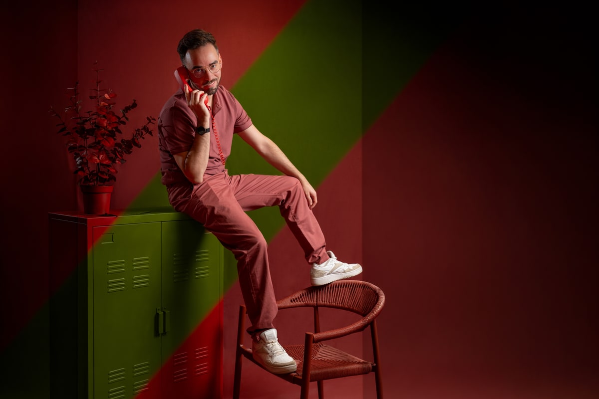 Collaborateur de l'entreprise Opus pour un portrait sur fond et environnement de camaïeu coloré rouge