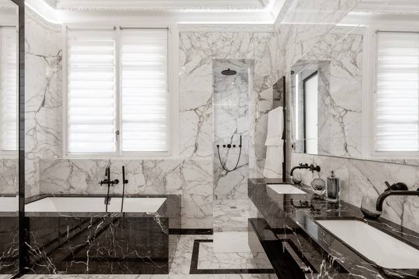 Salle de bain haut de gamme en marbre blanc et noir au design contemporain