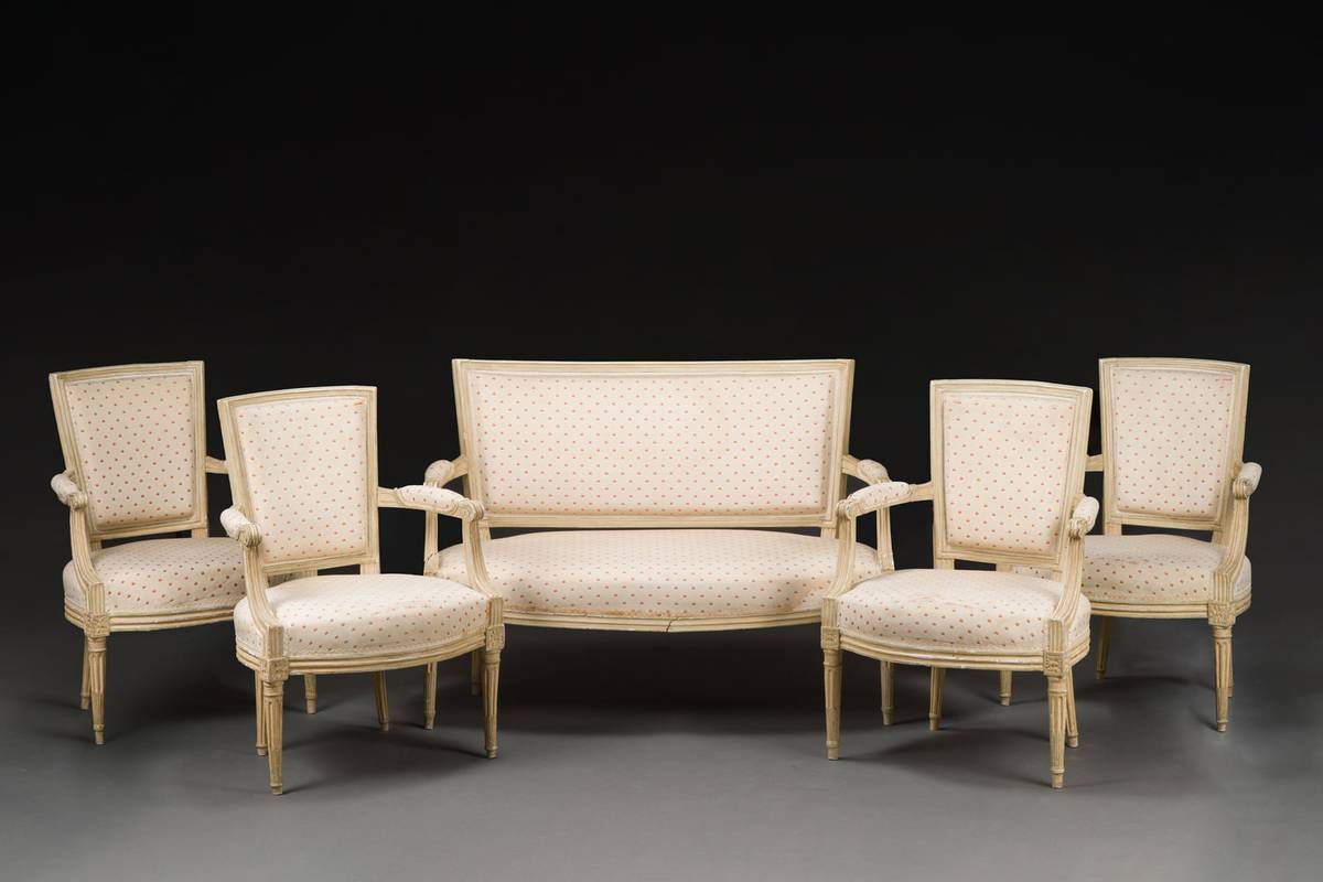 Banquette et quatre fauteuils de style Louis-Philippe photographiés pour une vente aux enchères de mobilier ancien