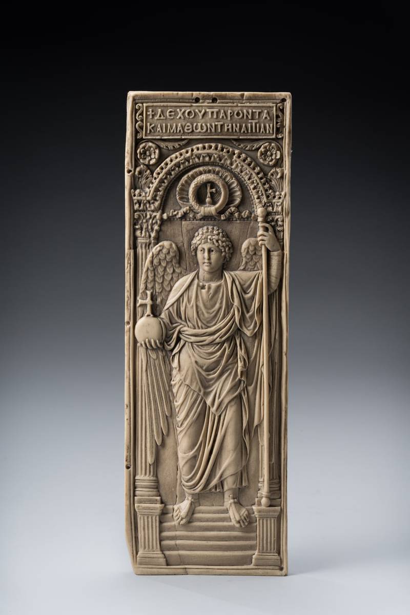 Ancienne stèle grecque en pierre sculptée photographiée pour une collection d'archéologie