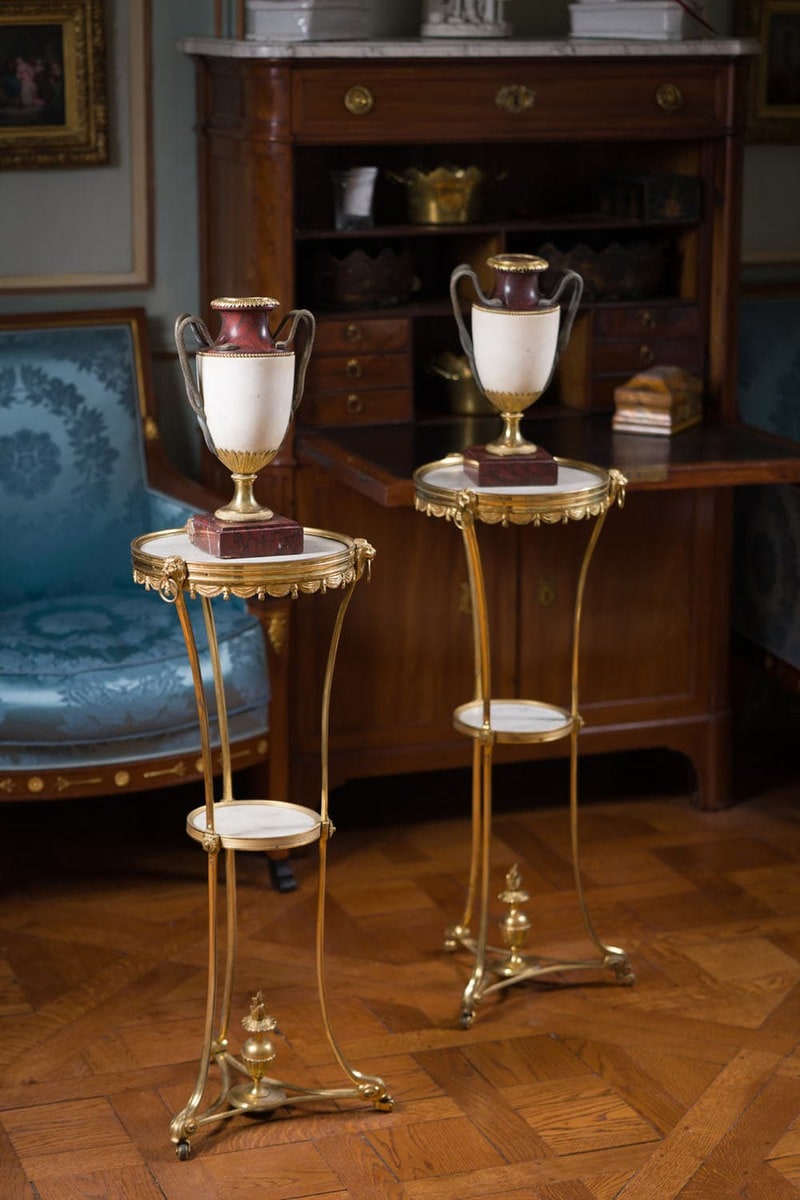 Deux petites tablettes datant du XVIIIe siècle photographiées dans une galerie au parquet de Versailles