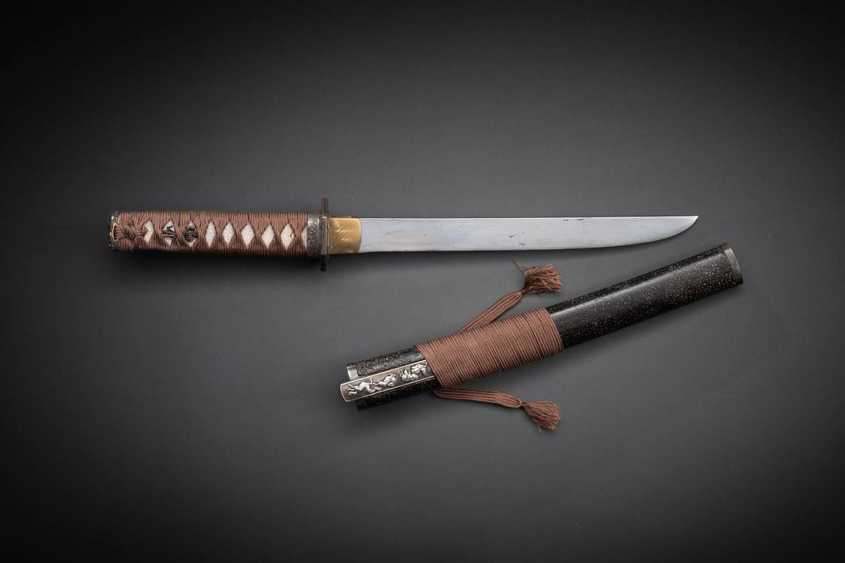 Tanto japonais à lame courte photographié pour un catalogue d'armes et d'objets de collection pour la maison ARTCURIAL