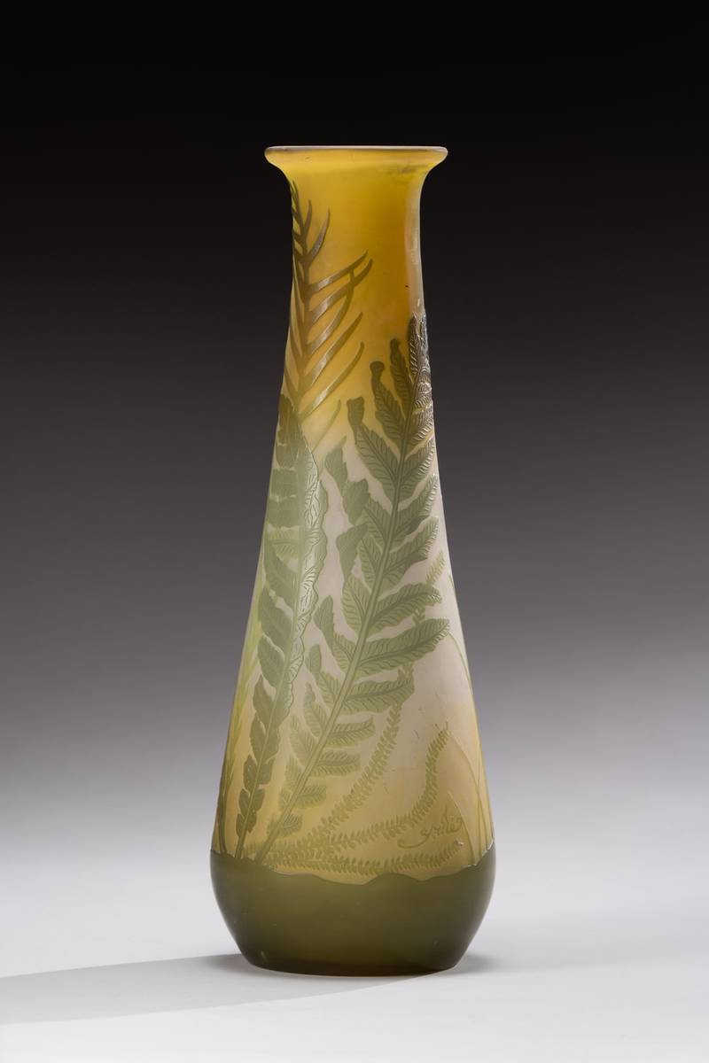 Vase Gallé photographié en studio pour une vente aux enchères d'arts décoratifs
