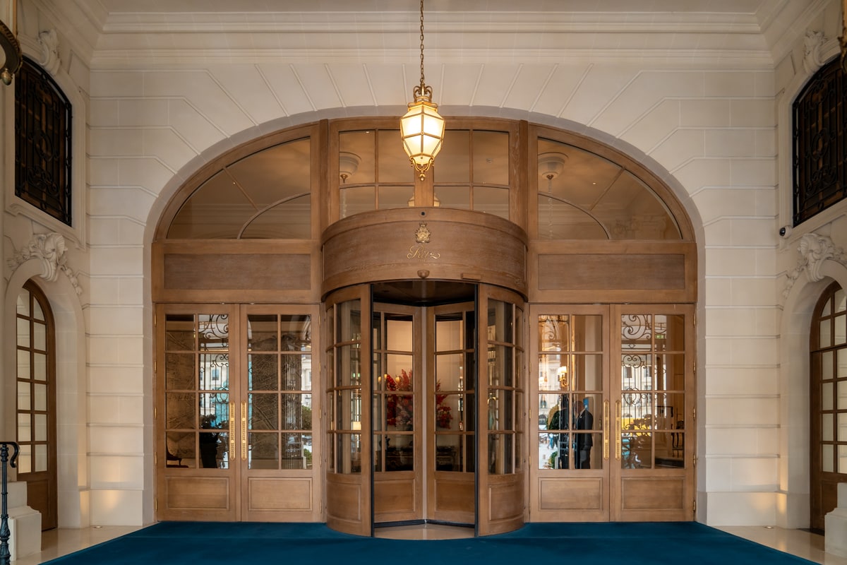 Portes intérieures d’entrée du Ritz Paris avant l’accès au hall d’accueil et à la conciergerie de l’hôtel.