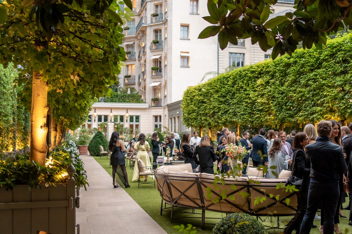 Événement de journée organisé par Messika Paris dans les jardins du Ritz, avec les invités réunis dans un cadre haut de gamme.