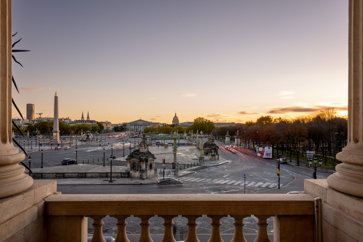 soirée d'entreprise à l'hôtel de crillon, vue sur la place de la concorde depuis un balcon