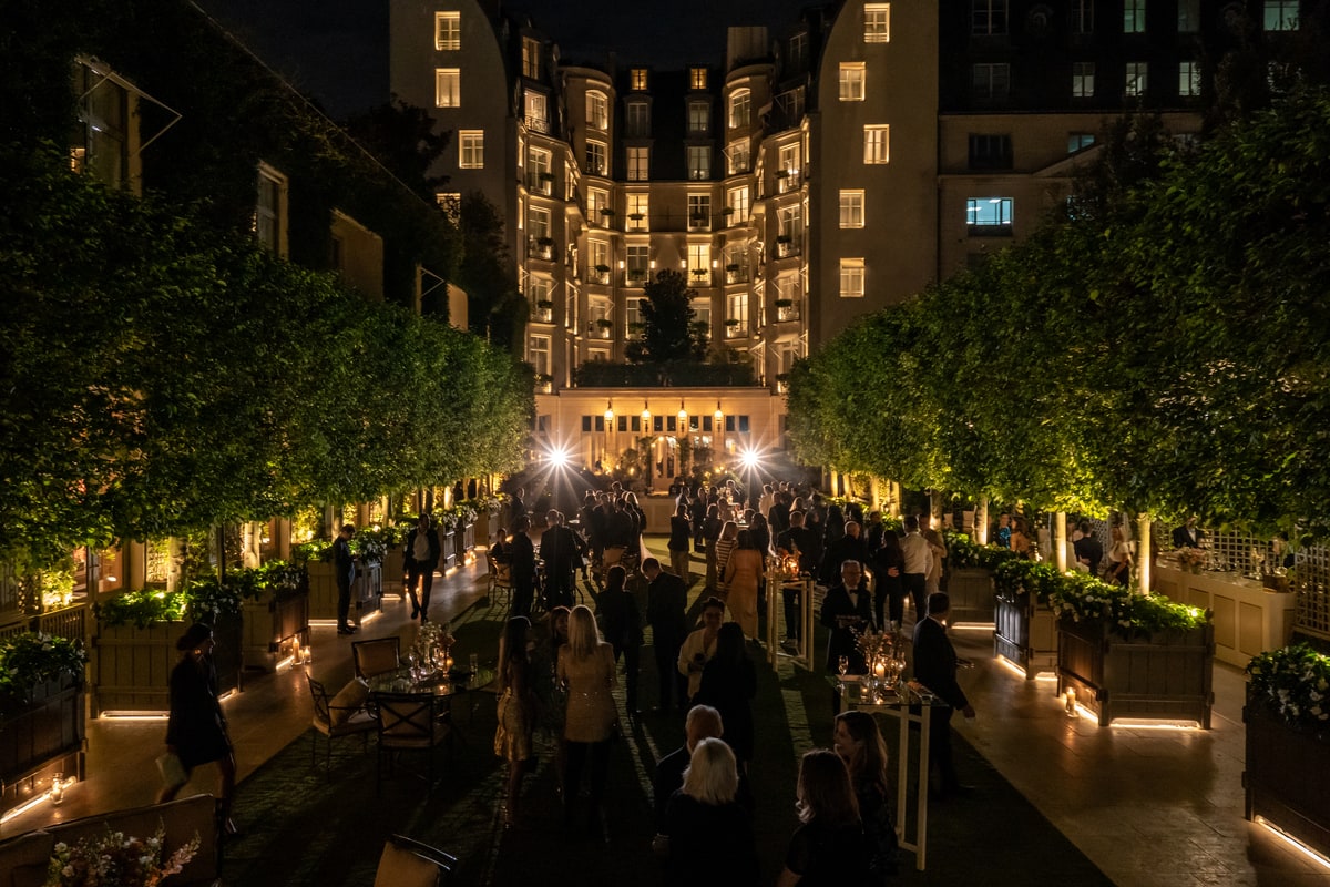 Jardins du Ritz Paris de nuit lors d’une soirée événementielle organisée par la maison de joaillerie Messika Paris.