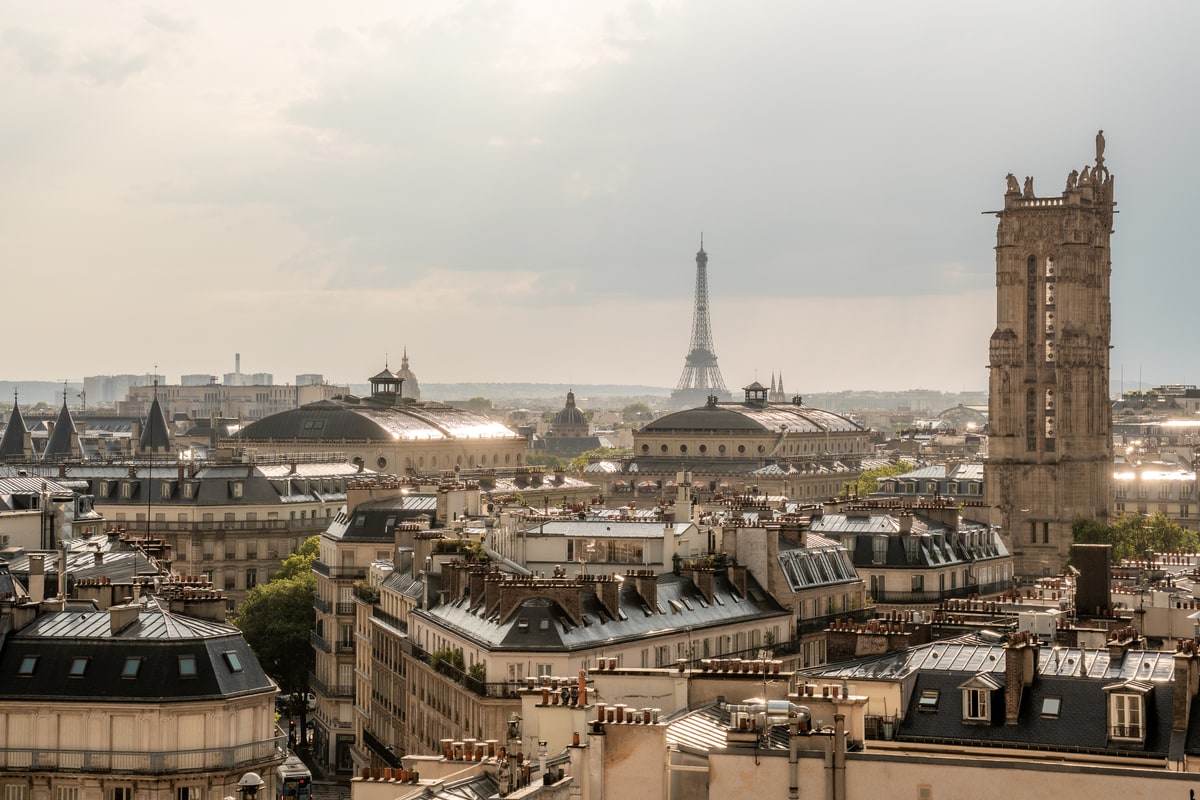 Vue depuis le rooftop Terraza Mikuna sur la tour Saint-Jacques, la tour Eiffel et les Invalides à Paris.